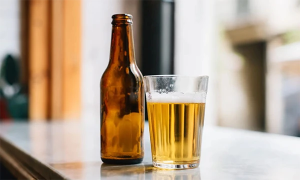 Chai bia và thủy tinh chứa đầy bia