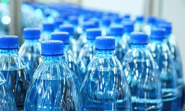 Eau embouteillée sur la ligne de production