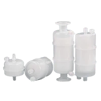 Beyaz arka planda kapsül filtre kartuşu