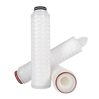 Beyaz bir arka plan üzerinde pileli filtre kartuşu