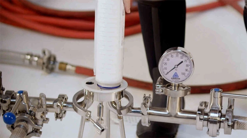 Researchers are conducting product pressure maintenance tests in the laboratory