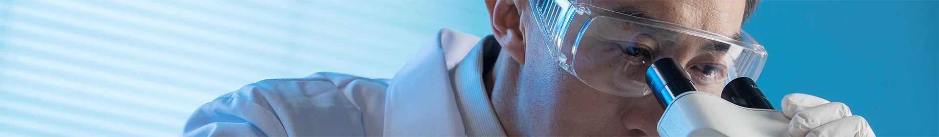 باحث يراقب من خلال المجهر