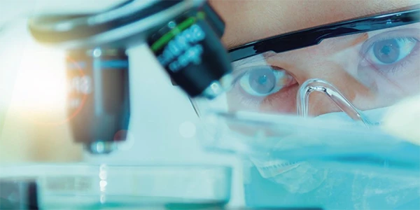 El microscopio y los investigadores