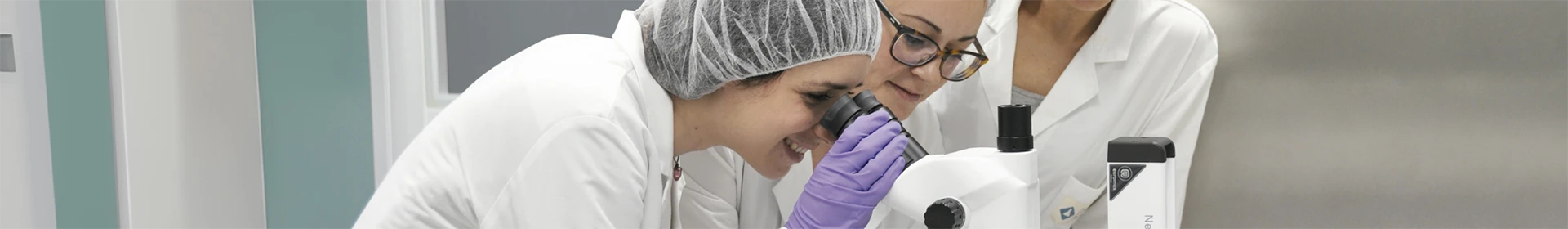 تقوم ثلاث باحثات إناث بإجراء ملاحظات بحثية في المختبر