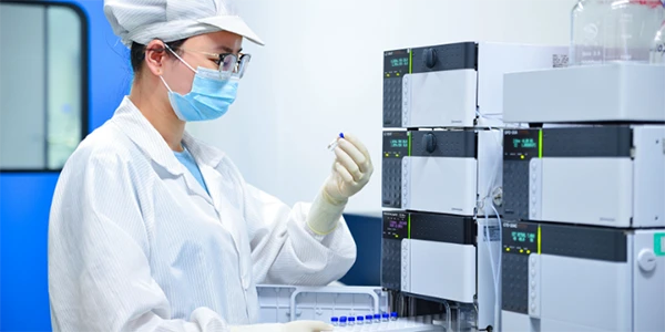 Personnel effectuant des recherches dans le laboratoire